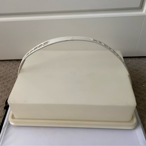 Tupperware rectangular cake carrier - Picture 1 of 4